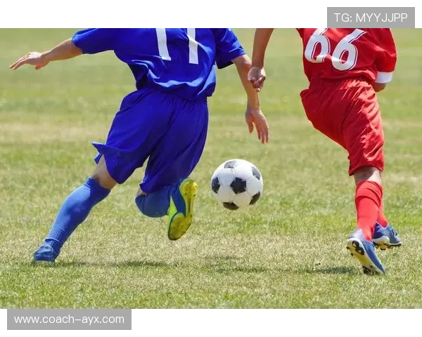 足球巨星脚下技艺揭秘：如何在赛场上创造不可思议的控球与传球技巧